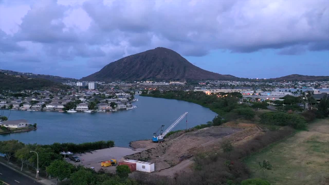 hiperlapso a la hora azul sobre el puerto deportivo de hawaii kai con la cabeza de koko en el fondo