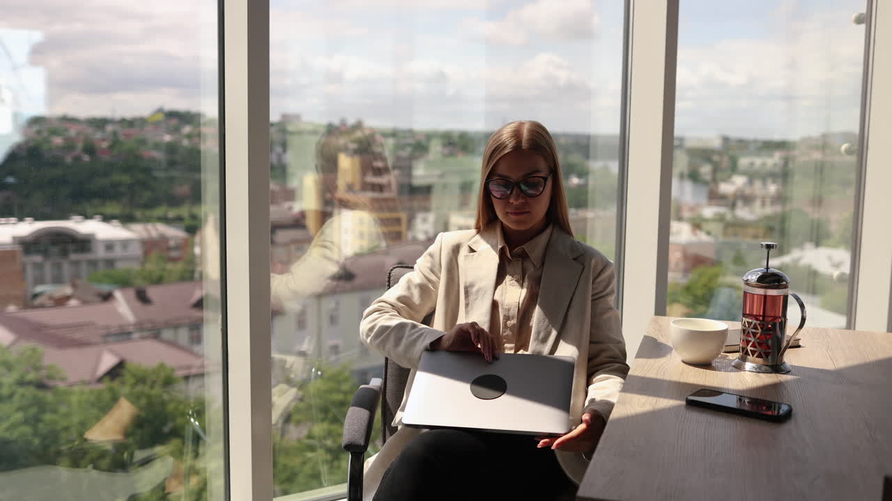 Donna d'affari con occhiali, segretaria freelance che lavora con il laptop in ufficio, risponde a chiamate di clienti, parla al telefono con un'amica; un responsabile delle vendite prende ordini online con lo smartphone