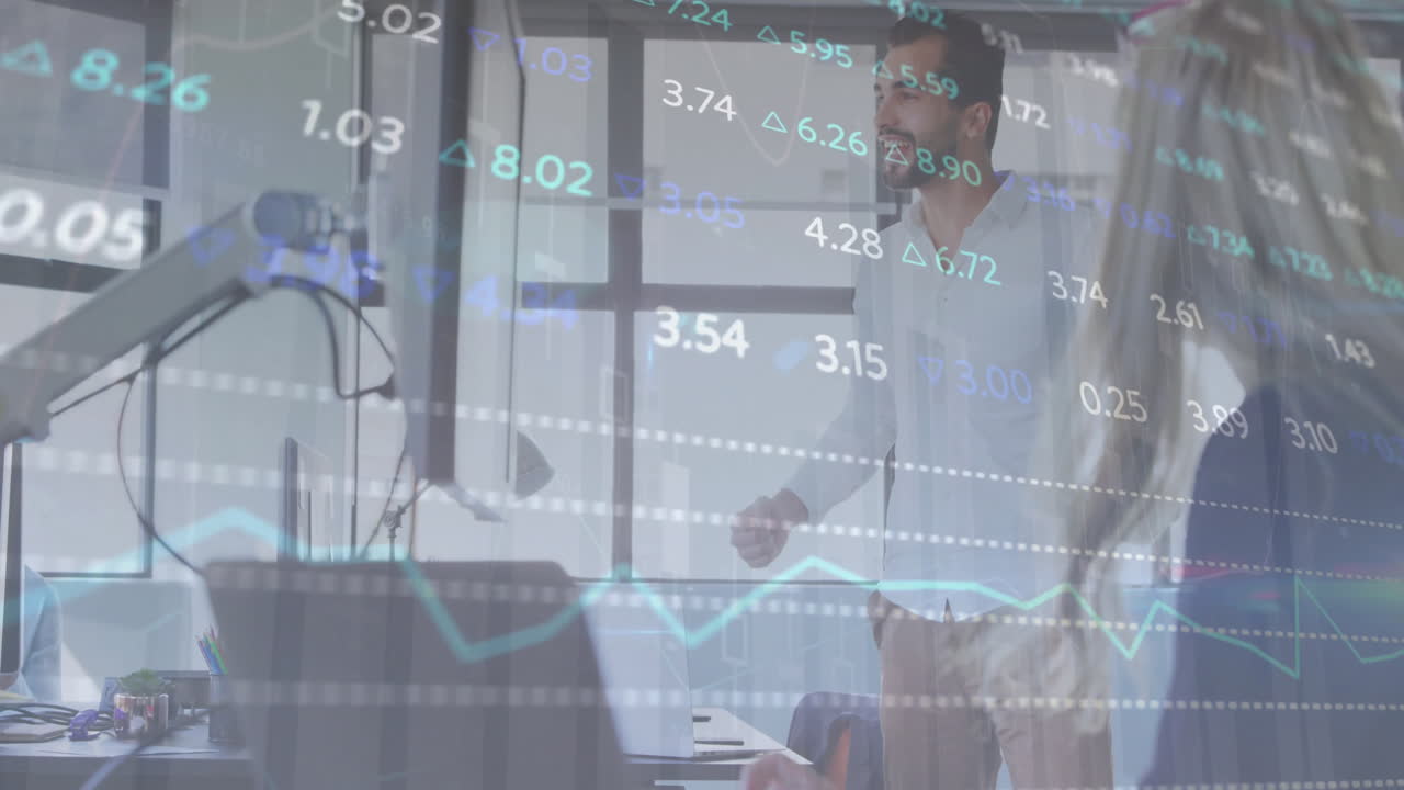 animación del procesamiento de datos financieros sobre diversas personas de negocios en la oficina