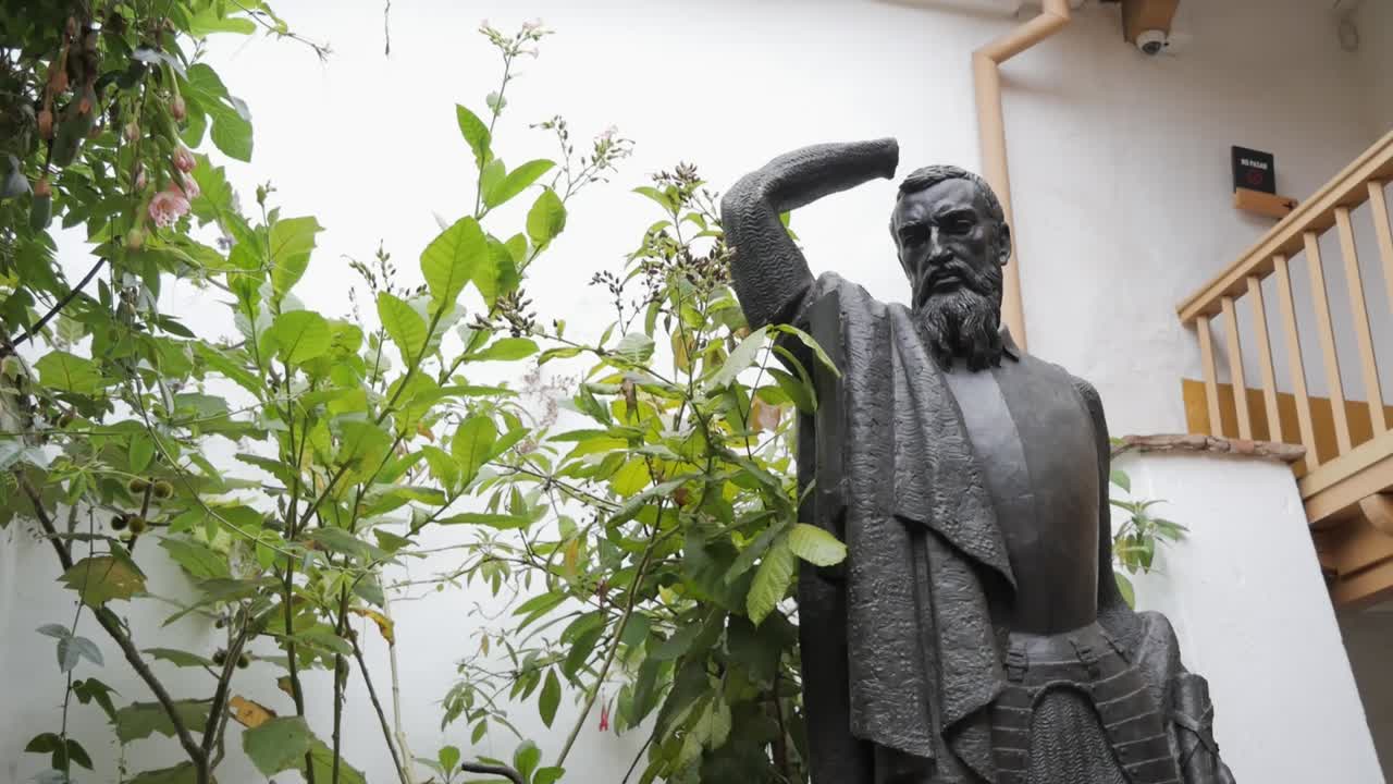 estatua sin mano de gonzalo jimenez de quesada en un museo