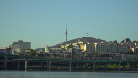 la icónica torre n seoul namsan y el distrito de youngsan al atardecer en el paisaje ribereño