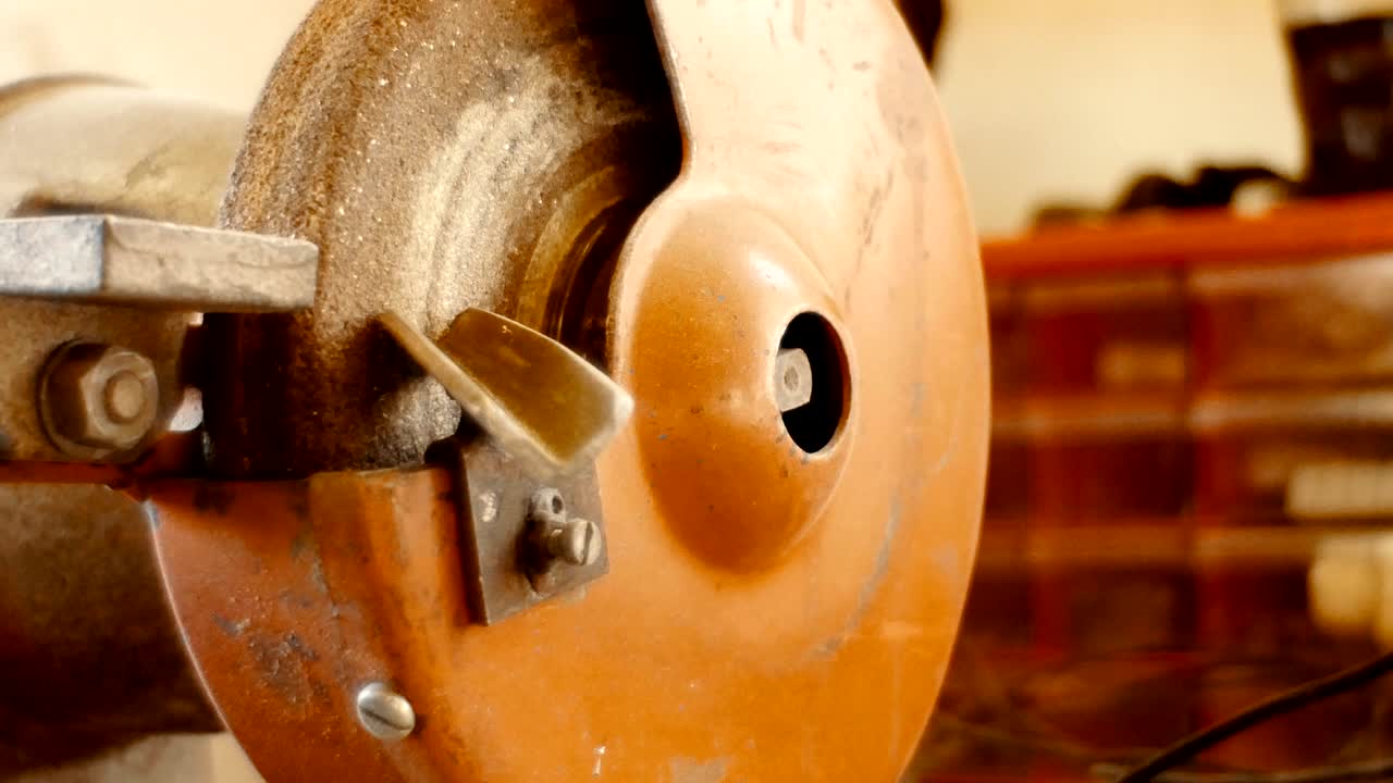 을 날카롭게 하기 위한 근접 는 기계