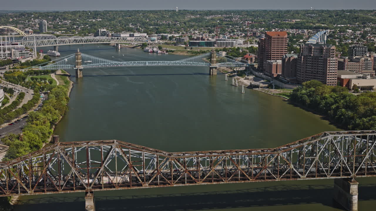cincinnati ohio aerial v3 drone flyover puente wade que se extiende a través del río capturando el paisaje urbano de covington a la orilla del río y las vistas del paisaje de la ladera durante el día - filmado con inspire 3 8k - septiembre 2023