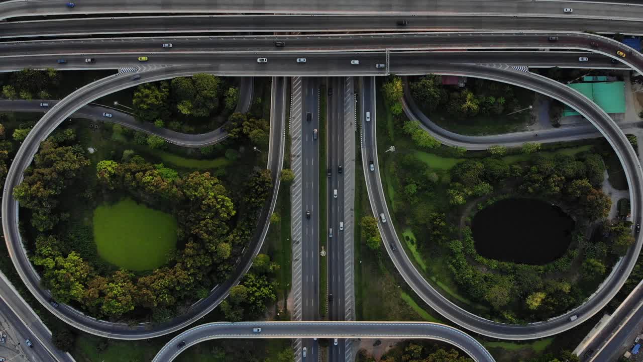 고속도로 위쪽 전망, 도로 교통 중요한 인프라