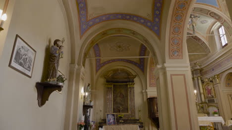 un interior inclinado hacia arriba de la vista de una iglesia católica, con hermosas y antiguas obras de arte