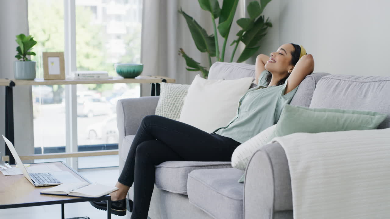 긴 하루를 마치고 마침내 긴장을 풀 수 있습니다.