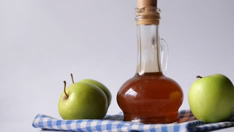 vinagre de manzana con manzanas verdes