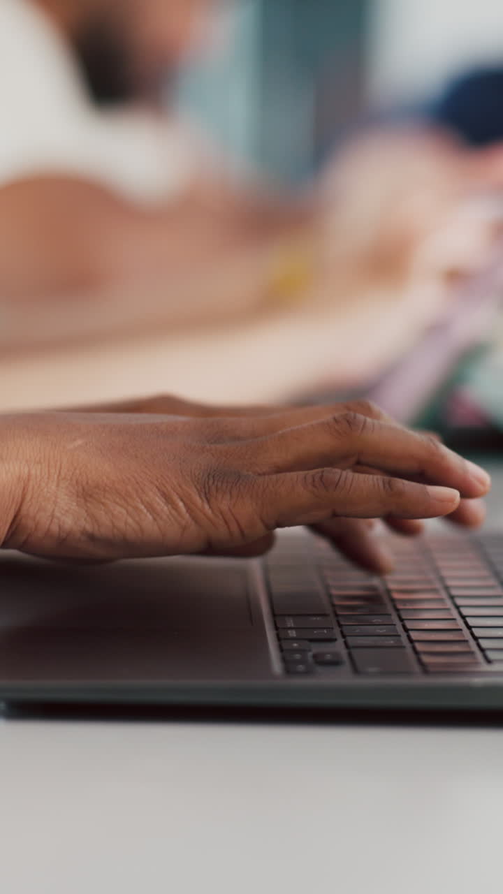 Primo piano di mani che digitano sulla tastiera di un portatile