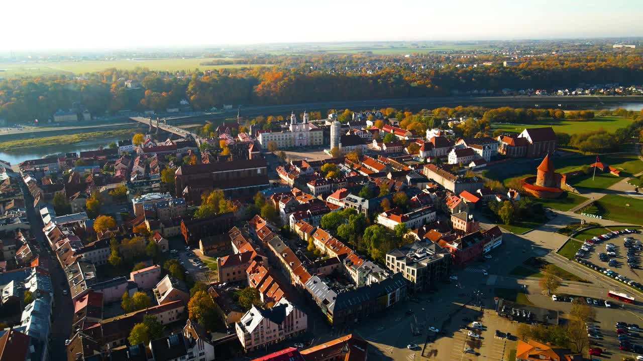 Droneoptagelse af Kaunas' gamle bydel med Kaunas slot, kirker og andre gamle huse med rødt tag i Kaunas, Litauen, på en solrig dag, med sammenløbet af Neman og Neris