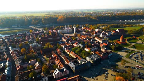 Toma-De-Drones-Del-Casco-Antiguo-De-Kaunas-Con-El-Castillo-De-Kaunas,-Iglesias-Y-Otras-Casas-Antiguas-Con-Techo-Rojo-En-Kaunas,-Lituania,-En-Un-Día-Soleado,-Hay-Confluencia-De-Neman-Y-Neris