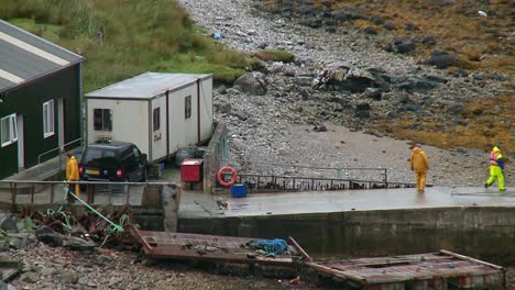 Un-Grupo-De-Pescadores-Trabajando-En-Un-Muelle