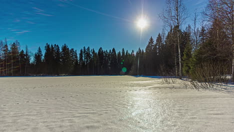 Lapso-De-Tiempo-De-Todo-El-Día-Mientras-El-Sol-Brilla-En-El-Cielo-Durante-Un-Claro-De-Invierno-En-El-Bosque