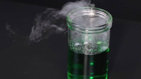 el hielo seco reacciona con el agua, creando humo.