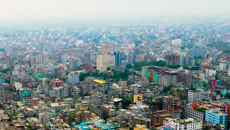 Aufsteigende-Luftaufnahme-Einer-Dicht-Besiedelten-Tropischen-Stadt-Mit-Smog