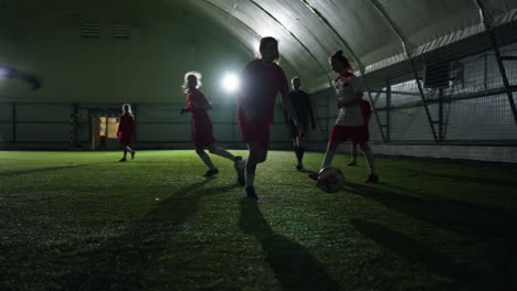entrenamiento del equipo de fútbol femenino de interior