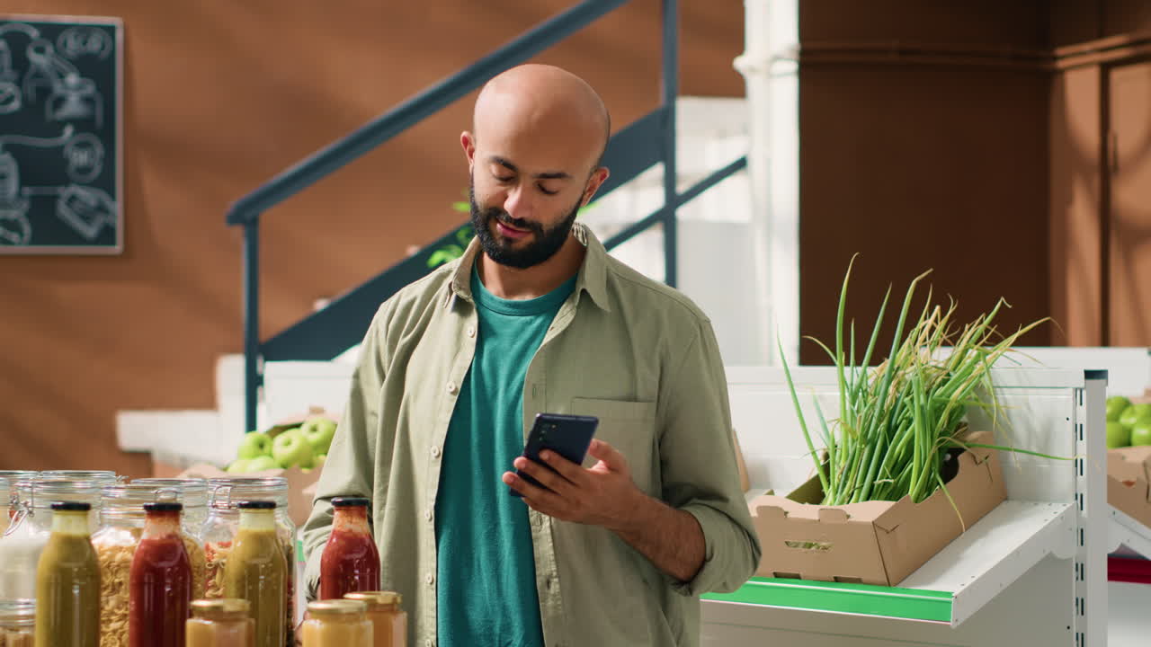 Giovane che controlla la lista degli ingredienti
