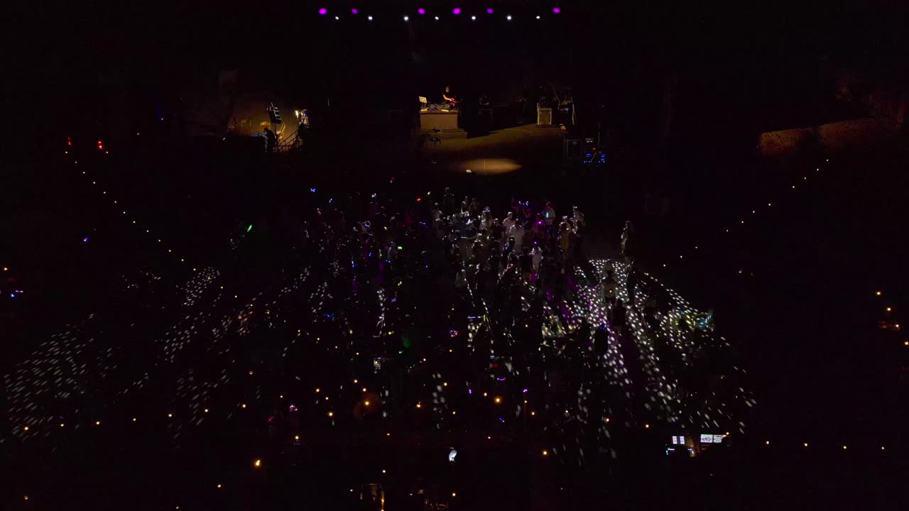 빛나는 불빛으로 밤의 콘서트