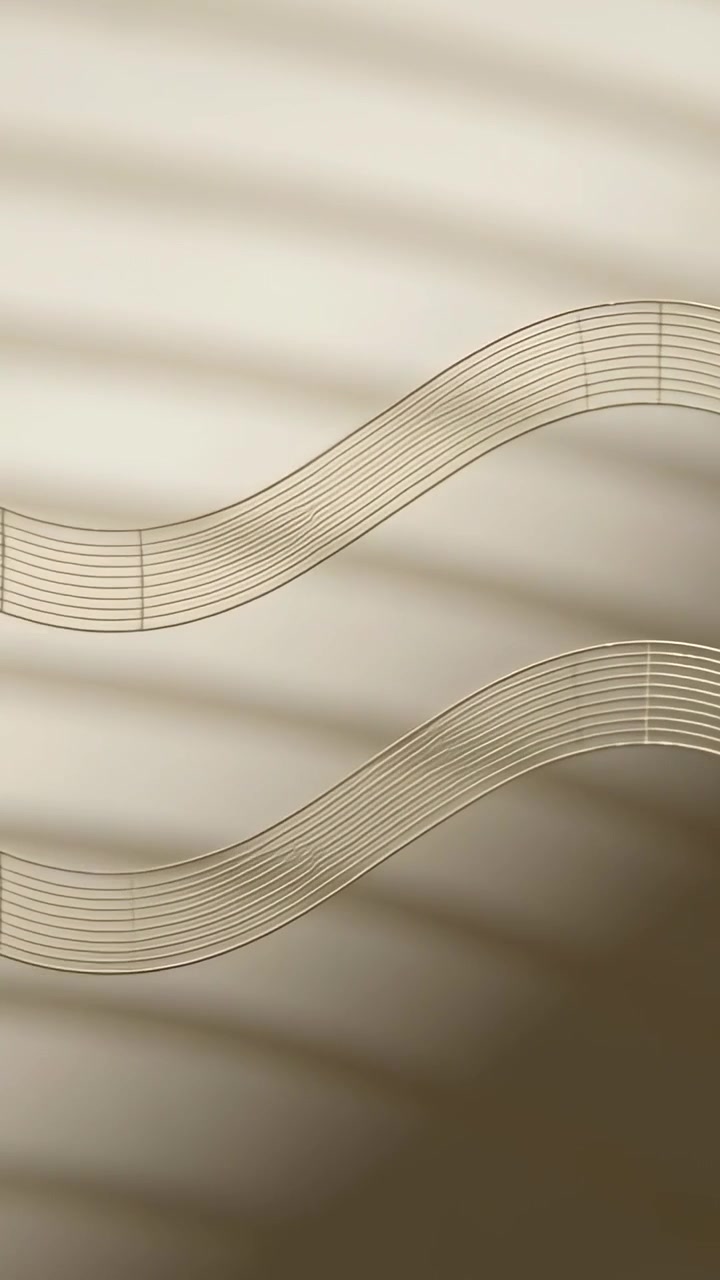 Video verticale: Motivi a nastro color crema in movimento che scorrono verso destra su sfondo beige con fasce d'ombra decorative