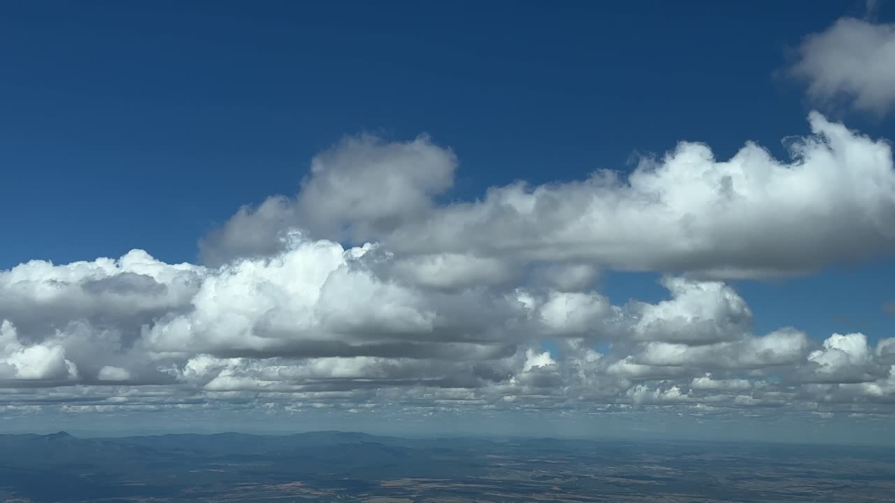 등반 중 제트 캐빈에서 기록된 전형적인 서머 하늘