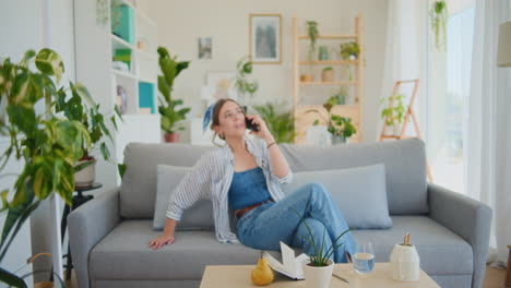 mujer disfrutando de una llamada telefónica positiva