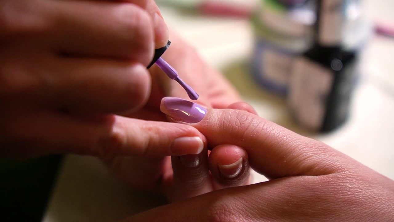 barniz violeta aplicado en las uñas