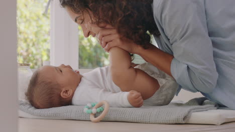 madre feliz cuidando al bebé en casa madre amorosa cuidando al niño calmando suavemente a su hijo disfrutando de la maternidad