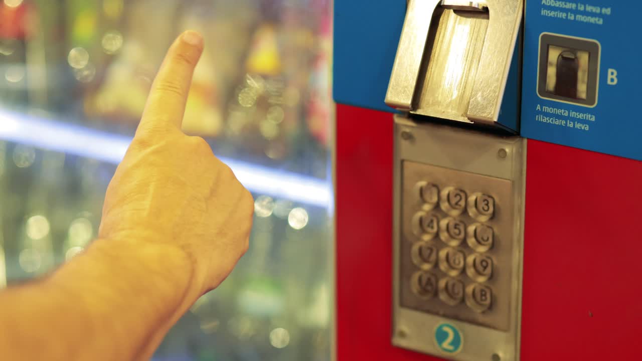 persona que selecciona un artículo de la máquina expendedora