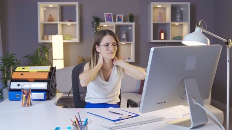 La-Ocupada-Mujer-Trabajadora-Sigue-Trabajando-Exhausta.