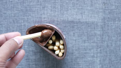 se sumergen pretzels cubiertos de chocolate
