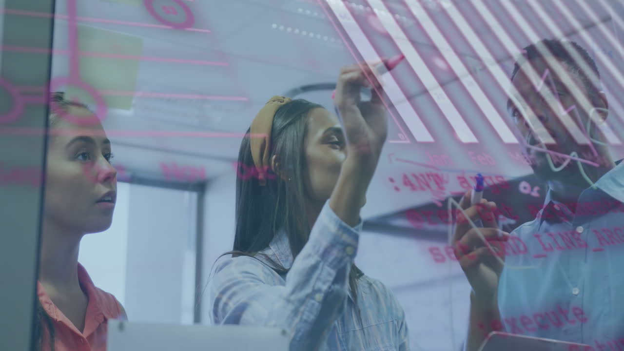 animación del procesamiento de datos financieros sobre diversas personas de negocios en la oficina