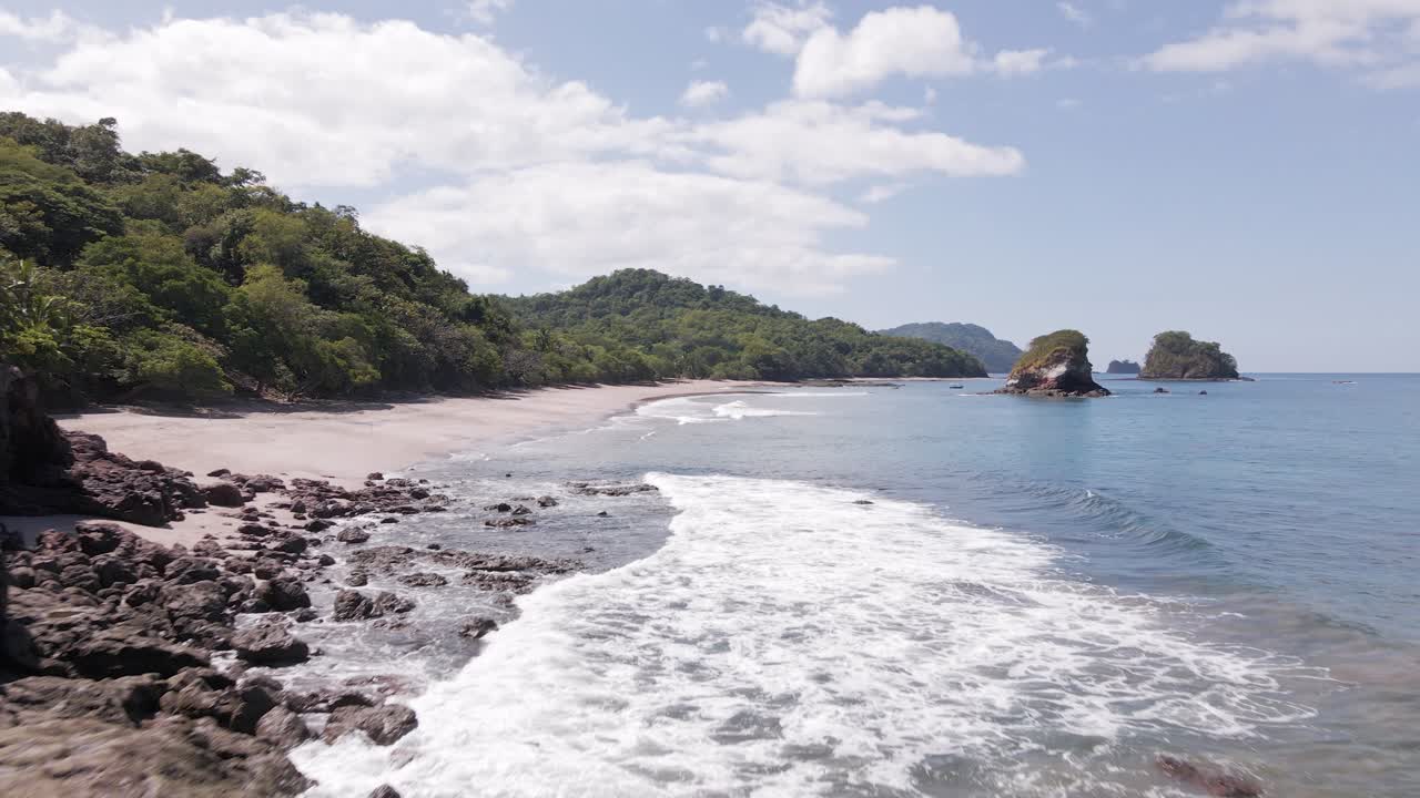 volar cerca de la costa revelando la playa de playa real