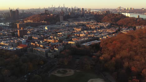 claro vuelo aéreo de la hora dorada sobre inwood hacia las alturas y harlem y el centro de la ciudad