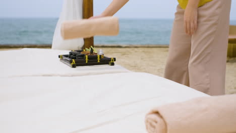 Masseuse-in-the-beach