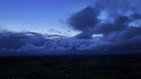 los cielos oscuros llenan la noche sobre la ubicación de la aldea de vijlen, países bajos