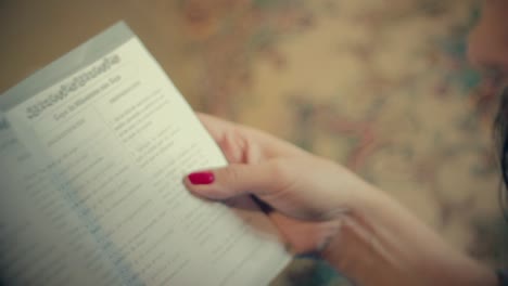 hermosa mujer chilena leyendo un libro sobre comida saludable
