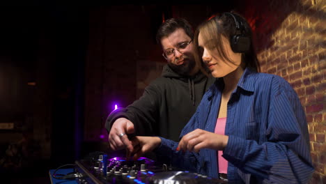 dj trabajando en la discoteca