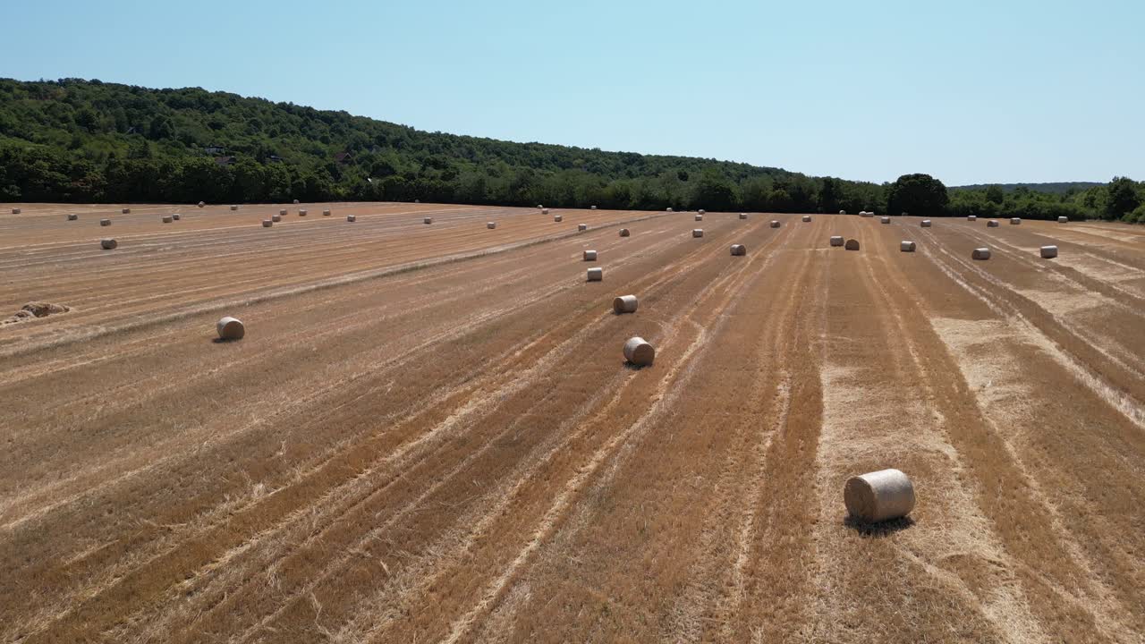 disparo de drones que se eleva sobre fardos de heno en el campo agrícola en eslovaquia