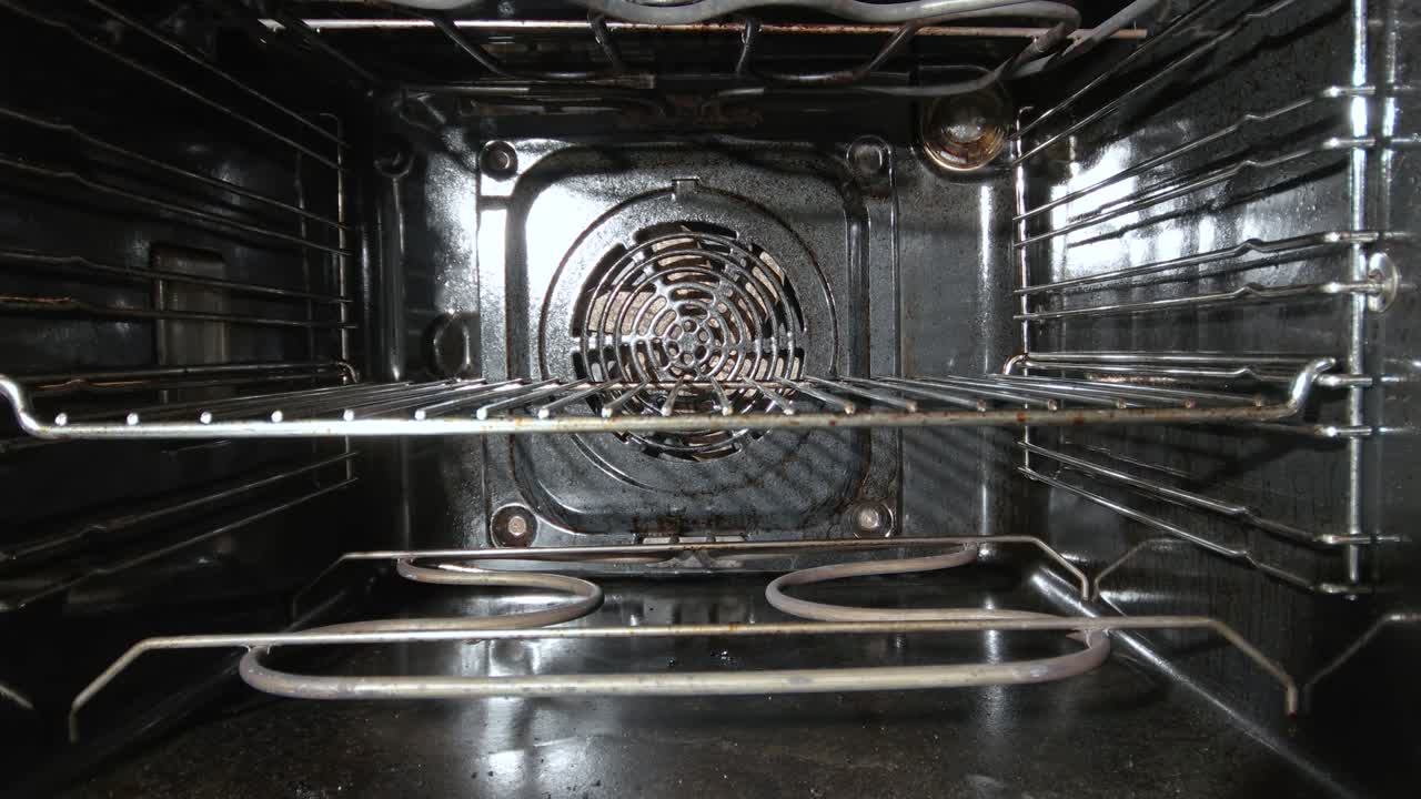 horno de cocina eléctrico puerta abierta deslizante panorámica tiro. estante sucio y paredes, en tiempo real, sin gente