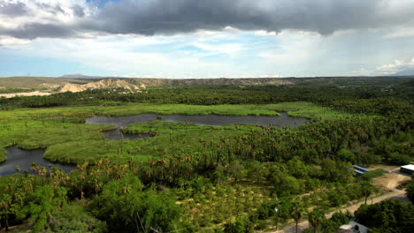 Toma-De-Drones-De-Una-Población-Dentro-De-Un-Oasis-En-Baja-California-Sur-Cerca-De-Los-Cabos-México