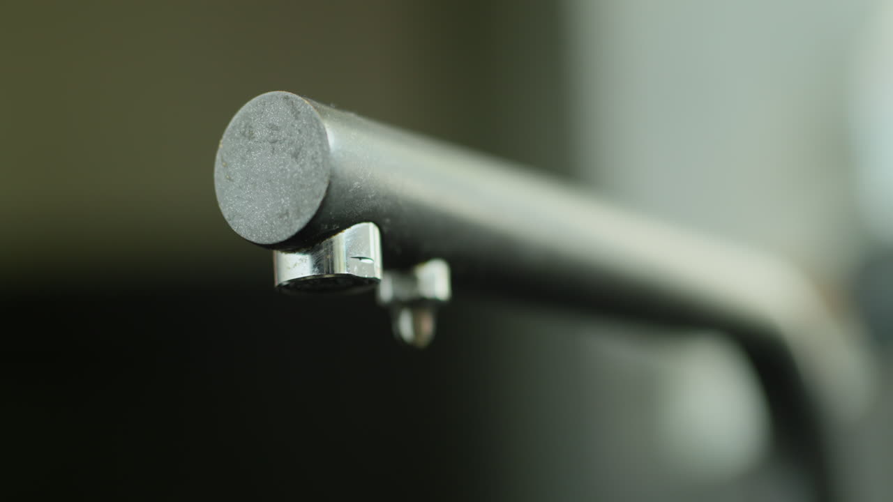 el agua gotea del grifo de la cocina. ahorro de recursos y concepto de ecología.