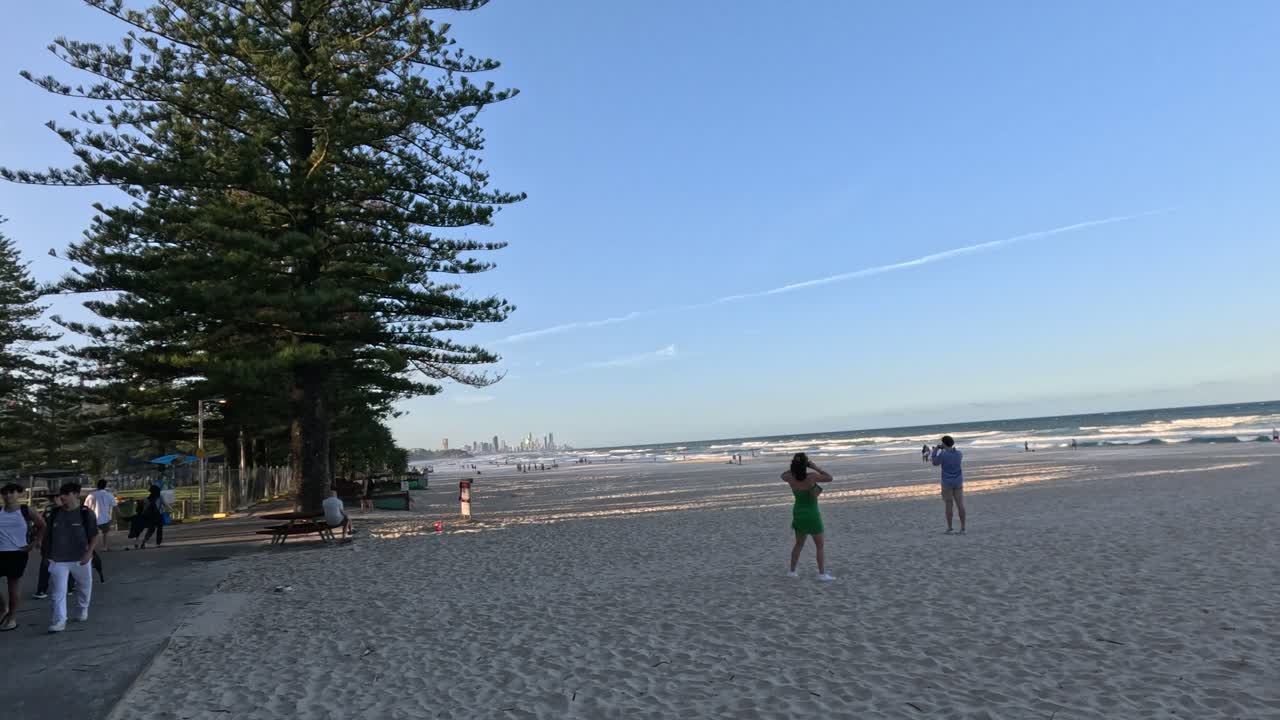 모래 해변 에서 빛 을 즐기는 사람 들