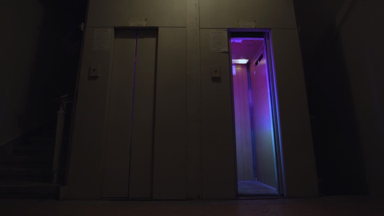 어 속에서 엘리베이터