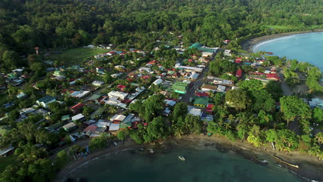 Video-Aereo-Del-Mar-Caribe-Acercándose-A-La-Ciudad-En-Puerto-Viejo,-Costa-Rica