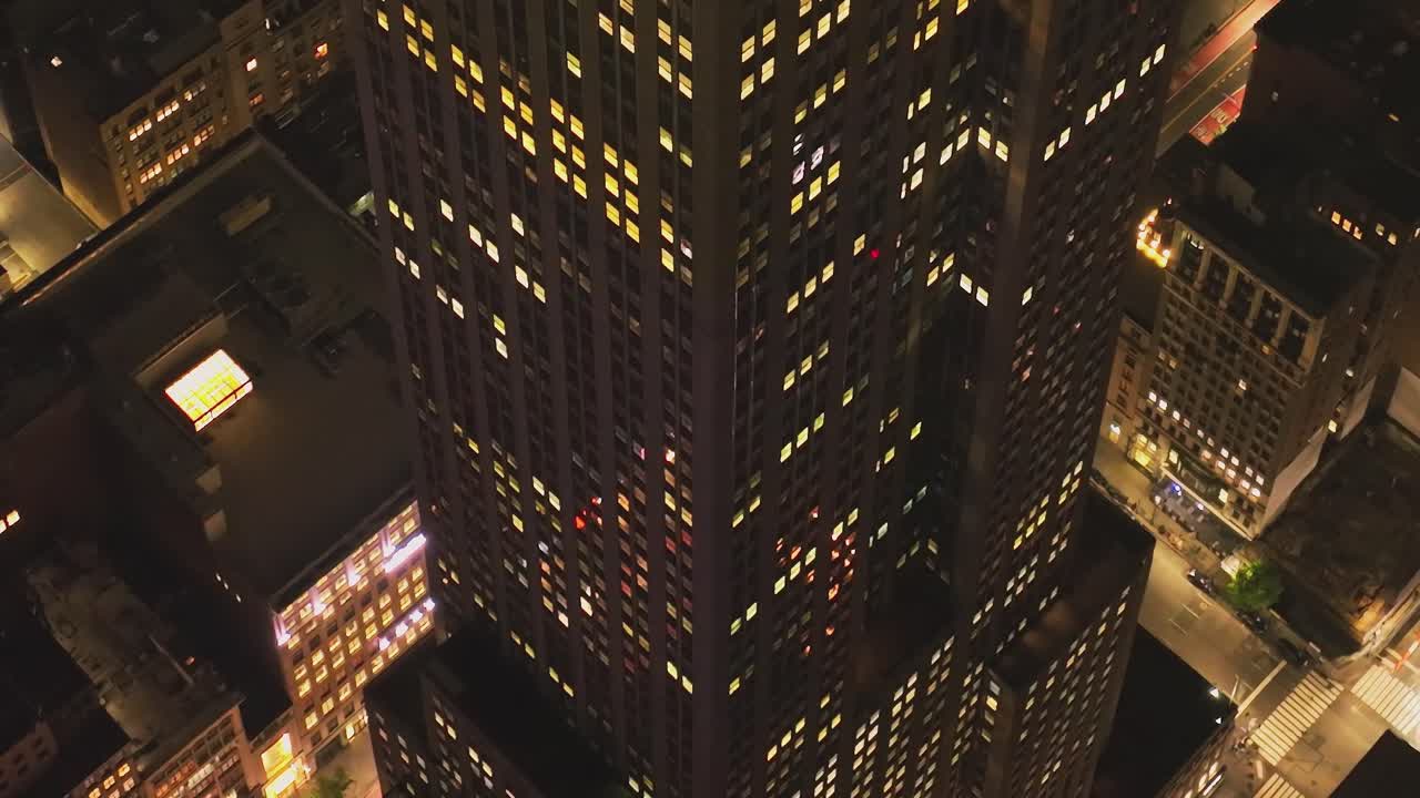 Brilho Interno Acolhedor dos Arranha-Céus de Escritórios de Manhattan