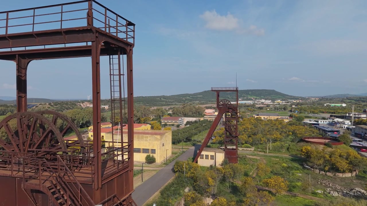 Castelli minerari (Torri di estrazione) della Miniera di Serbariu (Grande Miniera di Serbariu) a Carbonia, Sardegna, Italia. Ripresa aerea con drone