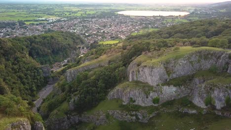 vuela a través del hermoso desfiladero de cheddar. vista panorámica