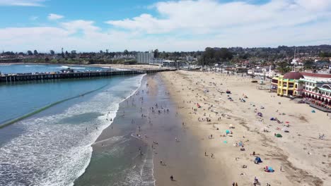 imágenes de drones de la playa de santa cruz durante un día cálido y soleado
