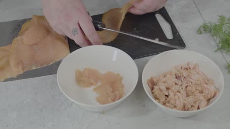 toma de primer plano de un chef cortando finamente la carne y luego colocando la carne cortada en un tazón