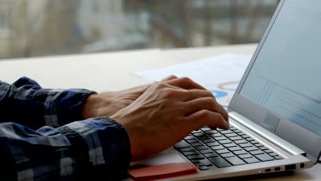 trabajador de oficina estilo de vida hombre de negocios mecanografiando portátil