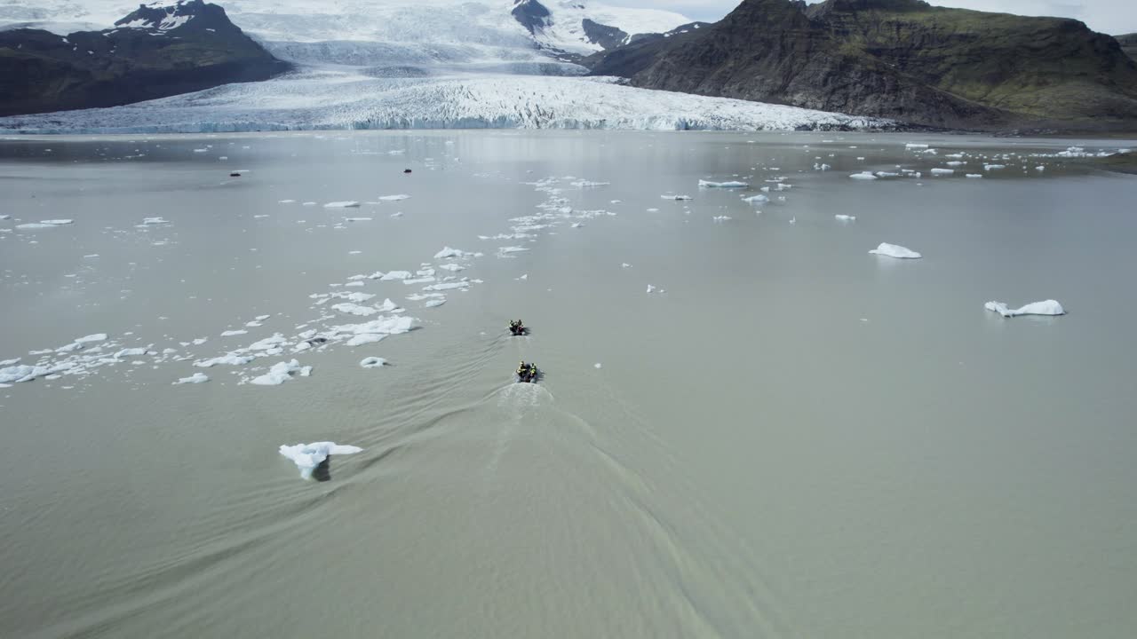 лодки, плавающие по ледниковым водам в исландии с потрясающим горным фоном